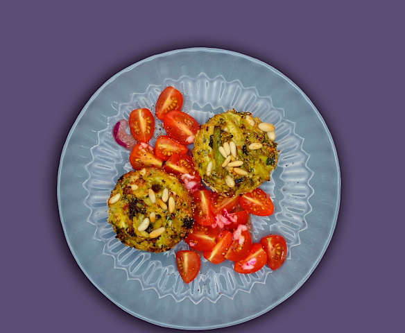 Gemüse-Muffins mit Tomatensalat