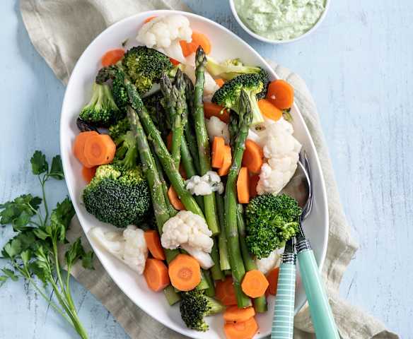 Parowane warzywa z parmezanowym dipem