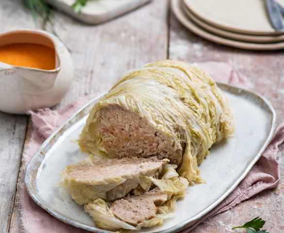Rolada wieprzowa w kapuście z ziemniakami i sosem