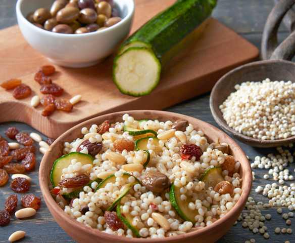 Sorgo con zucchine, uvetta e pinoli (vegan)