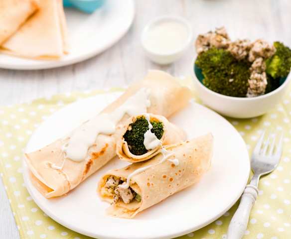 Naleśniki z brokułami i sosem serowym