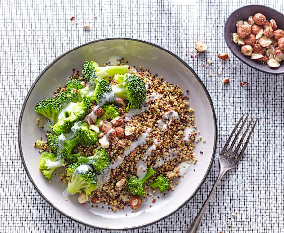 Quinoa et brocoli, sauce chèvre-noisettes