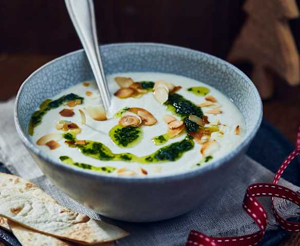 Mandel-Blumenkohl-Cremesuppe mit Kräuteröl und Fladenbrotchips