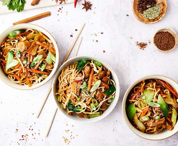 Noodles com peru e molho de ameixa Noodles com peru e molho de ameixa