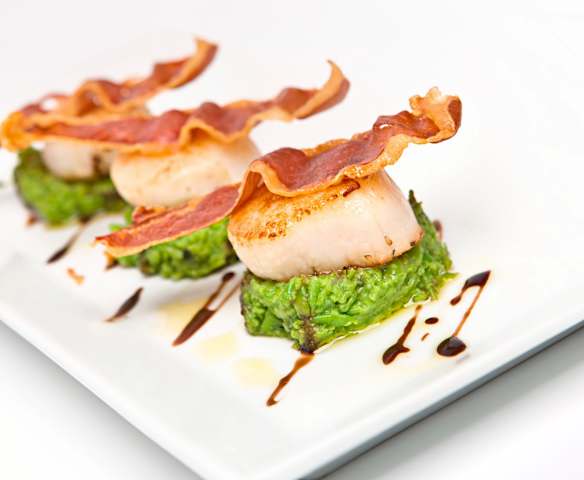 Scallops with pea purée Scallops with pea purée