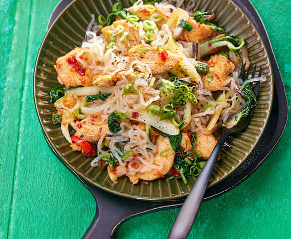 Low-Carb-Nudeln mit Hähnchen und Asia-Gemüse