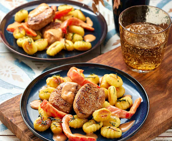 Schweinefilet mit Paprika-Rahm-Sauce und Salbei-Gnocchi