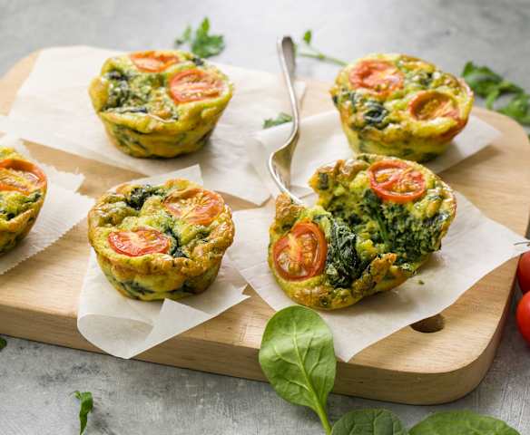 Muffins de huevo con espinacas y tomates
