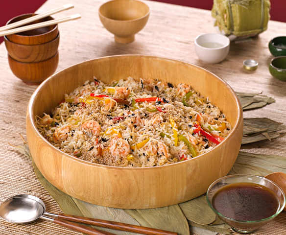 Ensalada oriental de arroz, langostinos, pimientos y brotes de soja