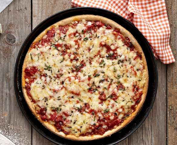 Roggenpizza mit Tomaten-Paprika-Sauce