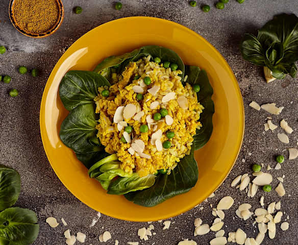 Insalata di riso con pollo al curry e cocco