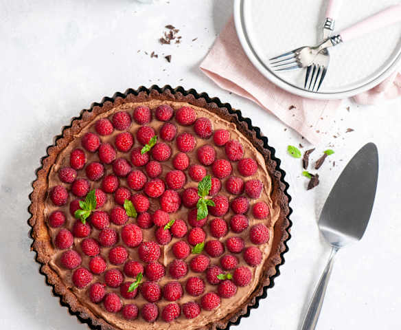 Tarta z czekoladowym kremem mascarpone i malinami