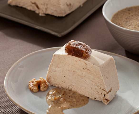 Semifrío de castañas con salsa de nueces