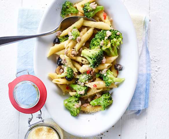 Penne s brokolicí, salsicciou a olivami