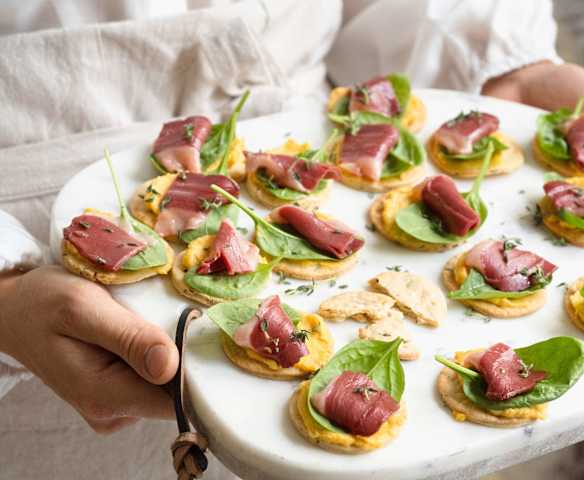 Crackers aux herbes, beurre de butternut et magret de canard