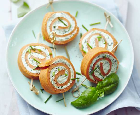 Tomatenröllchen mit Basilikum-Frischkäse-Füllung