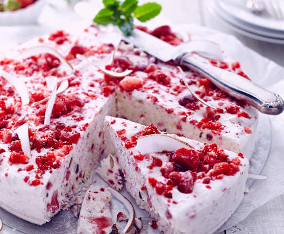 Erdbeer-Kokos-Eistorte