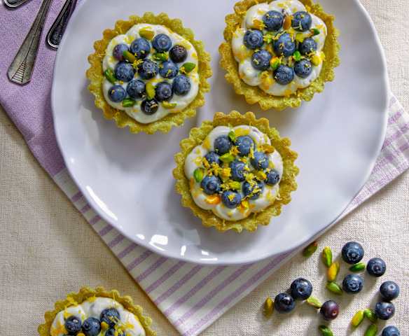 Tartellette al pistacchio, ricotta e mirtilli