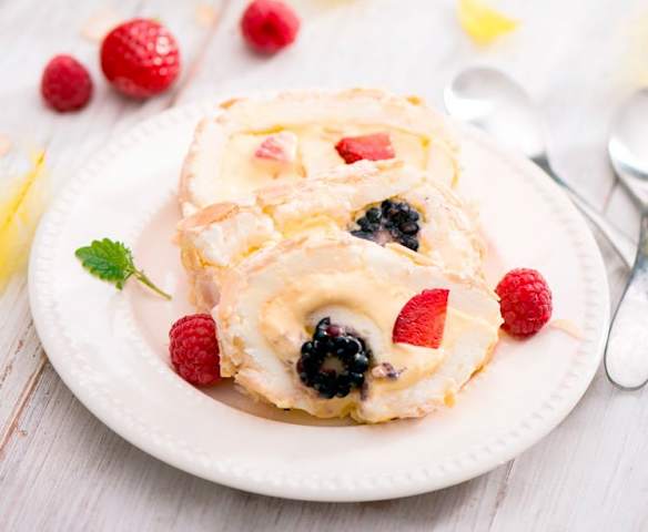Rolada bezowa z serkiem mascarpone i owocami