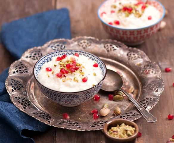 Pudding ryżowy z wodą różaną, pistacjami i granatem