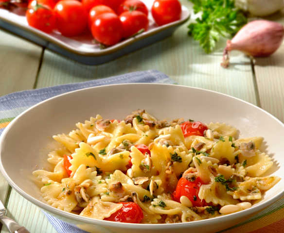 Farfalle mit Venusmuscheln und Cherry-Tomaten Farfalle mit Venusmuscheln und Cherry-Tomaten