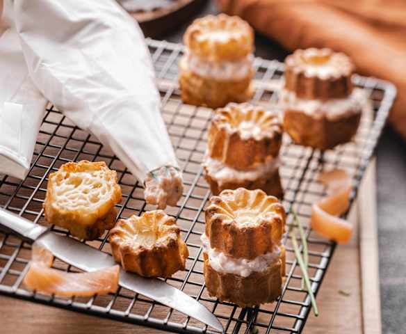 Cannelés au comté et crème de saumon fumé