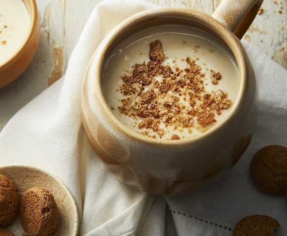 Cioccolata bianca calda agli amaretti