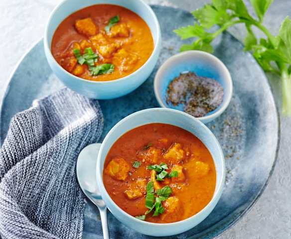Ajvar-Sellerie-Cremesuppe mit Lachs