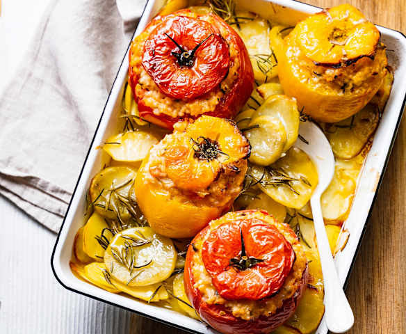 Tomates farcies au riz, parmesan et pommes de terre