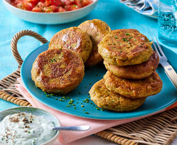 Kichererbsen-Taler mit Kräuterquark und Tomatensalat Kichererbsen-Taler mit Kräuterquark und Tomatensalat