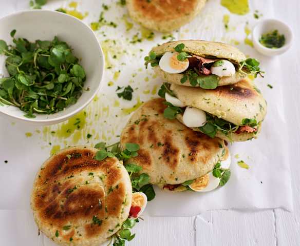 Pita com salada de ovos de codorniz e bacon e húmus de abacate