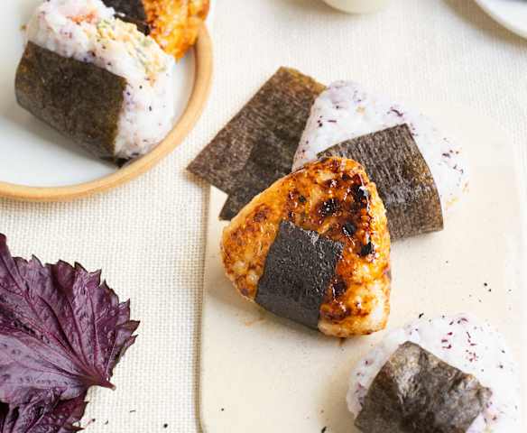 Onigiris au saumon, wasabi et shiso