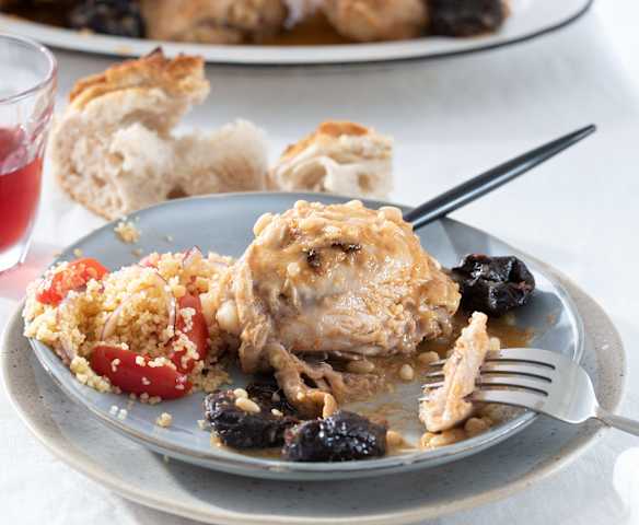 Pollo al brandy con ciruelas y piñones