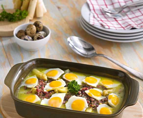 Espárragos blancos frescos guisados con huevos de codorniz