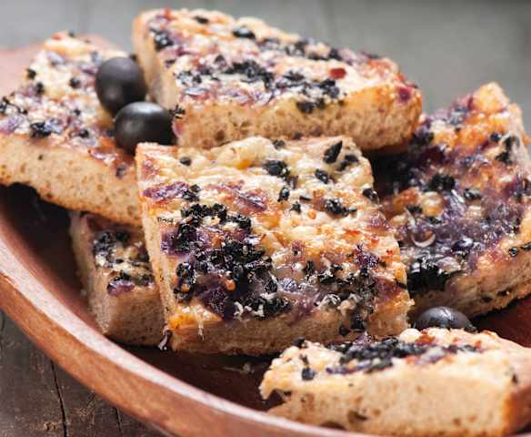 Focaccia z cebulą, oliwkami i rozmarynem