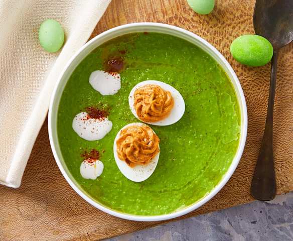 Uova ripiene al caprino su crema di piselli e lattuga Uova ripiene al caprino su crema di piselli e lattuga