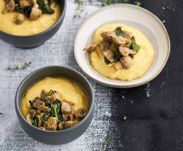 Polenta com cogumelos e espinafres