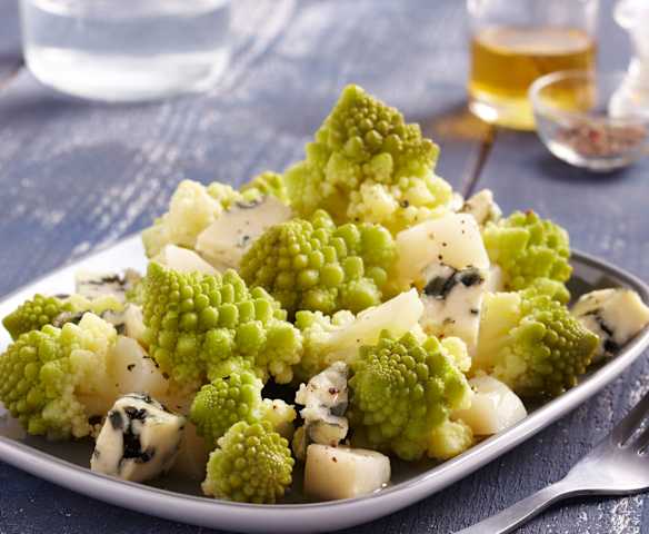 Sałatka z kalafiorem romanesco, gruszką i serem roquefort
