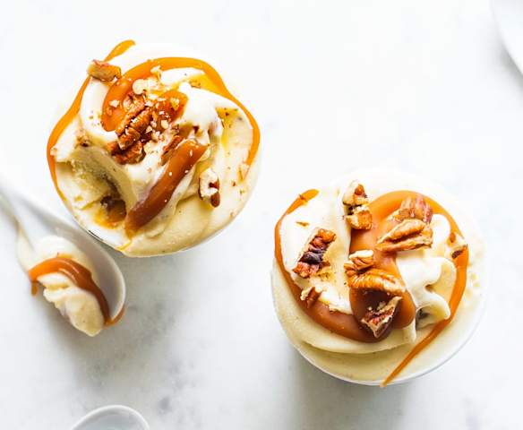 Glace vanille, noix de pécan et caramel au beurre salé