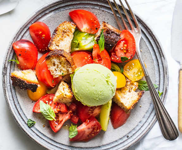 Salade de tomates façon panzanella, glace à l'avocat