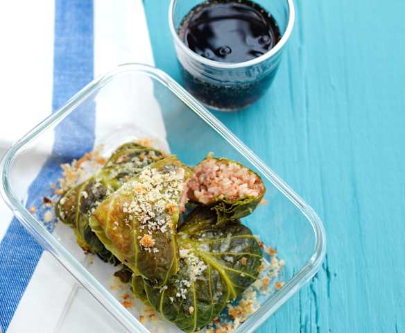 Embrulhos de couve com arroz de salsichas
