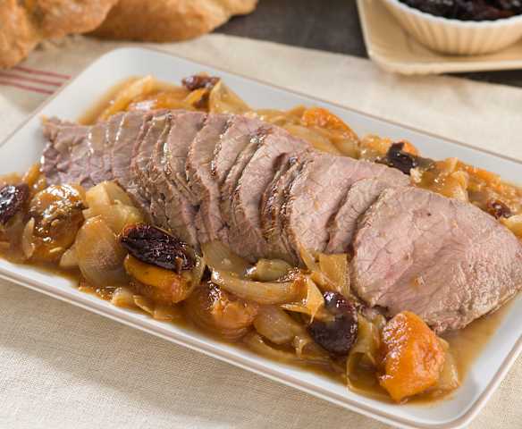 Ternera con cebollitas, orejones y ciruelas