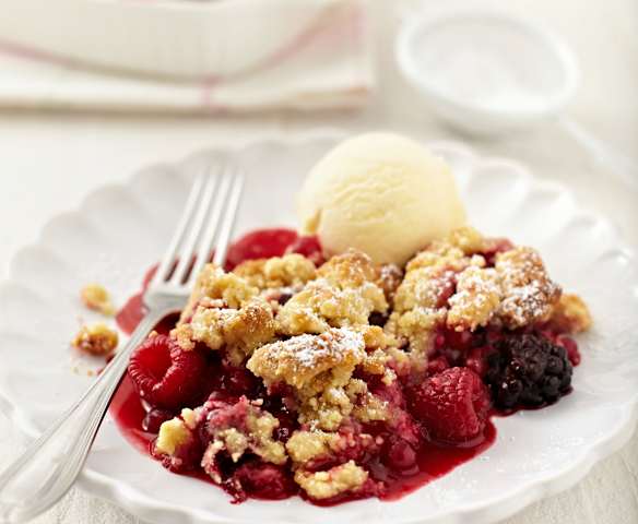 Beeren-Crumble mit Tonkabohne