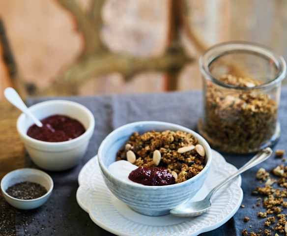 Pequeno-almoço com compota de morangos e chia