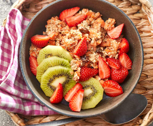 Möhren-Hafer-Bowl mit Früchten