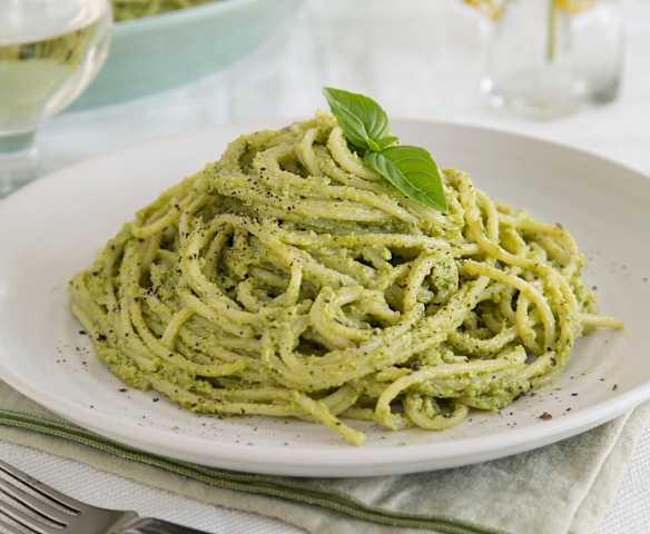 Σπαγγέτι με πέστο αβοκάντο & φιστίκια κάσιους