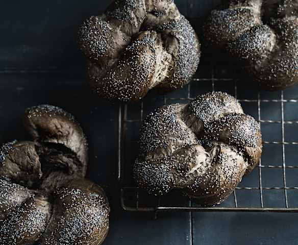 Pains briochés encre de seiche et pavot