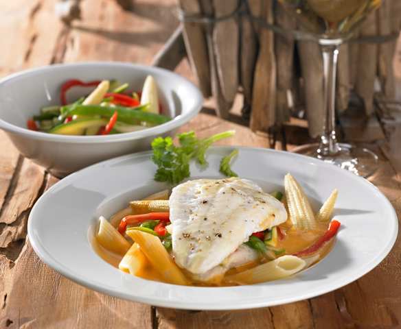 Steinbuttfilet an Asia-Gemüse mit Buttersauce und Nudeln