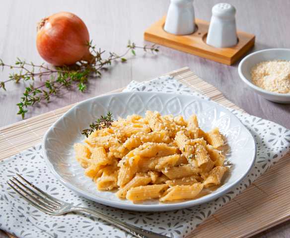 Penne integrali in crema di cipolle e sesamo