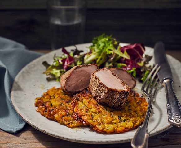 Gebackene Schweinefilets im Kaffeemantel mit Kartoffelrösti